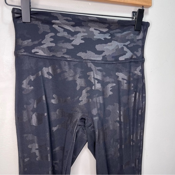 Spanx Faux Leather Leggings- Black Camo Size Small - Picture 4 of 13